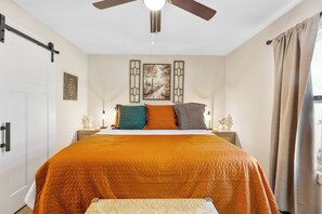 3 室のベッドルーム、デスク、アイロン / アイロン台、旅行用ベビーベッド