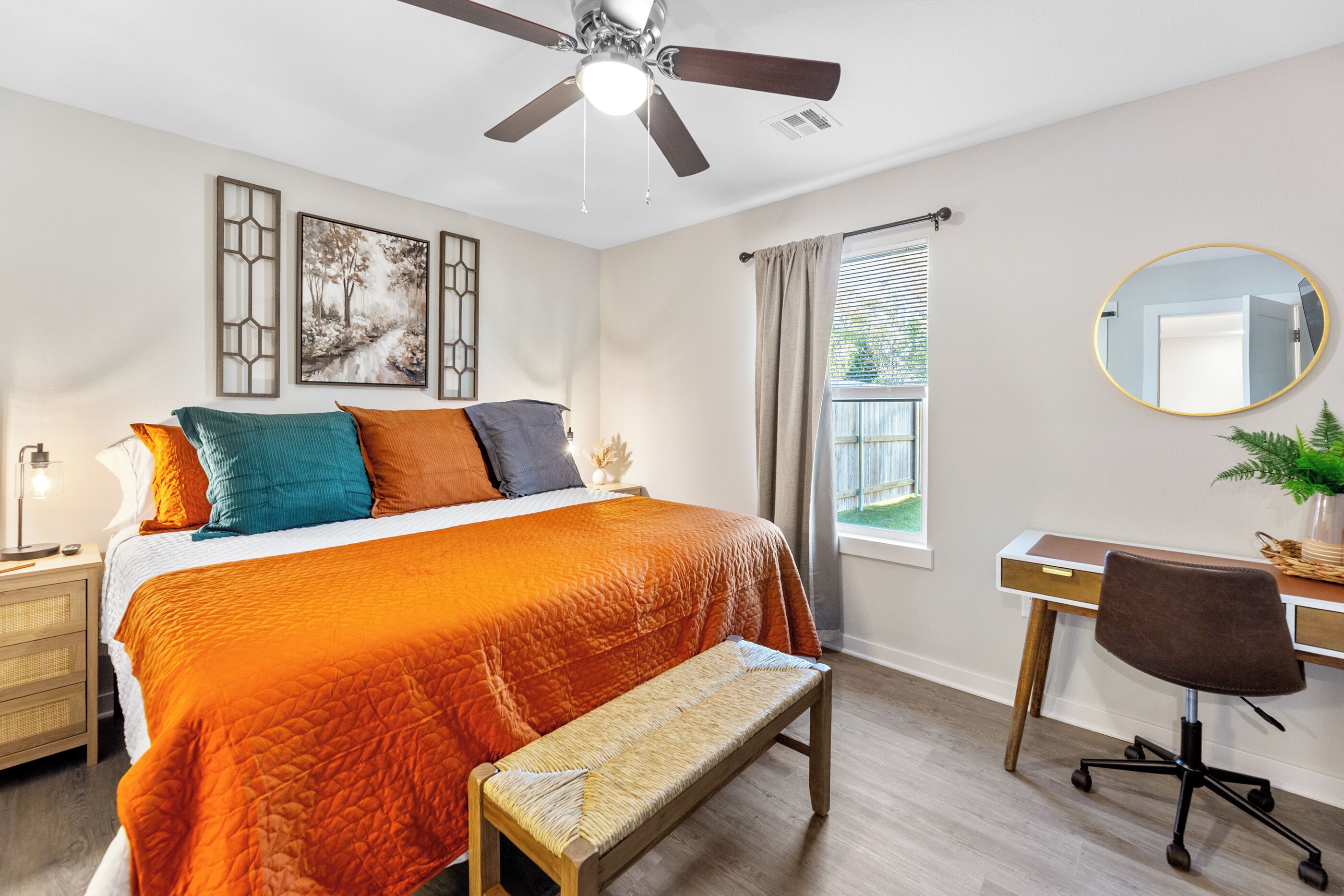 3 slaapkamers, een bureau, een strijkplank/strijkijzer, reisbedje