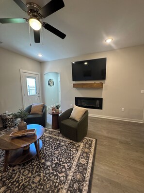 Smart TV, chimenea y libros