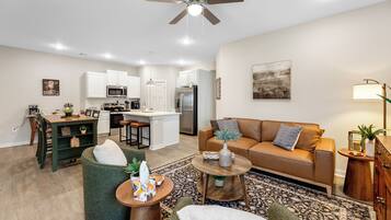 Een smart-tv, een open haard en boeken