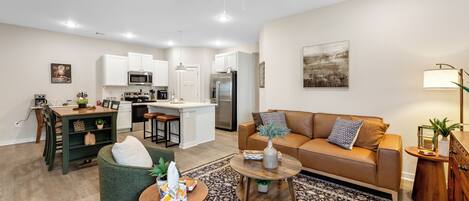 Una Smart TV, una chimenea, libros