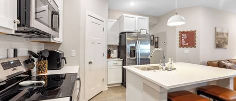 冰箱、微波炉、烤箱、炉灶