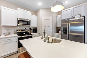 Een koelkast, een magnetron, een oven, een kookplaat