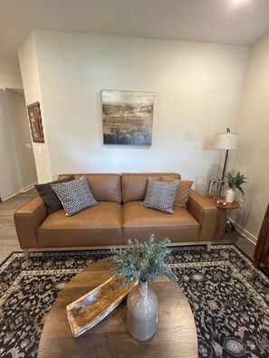 Smart TV, chimenea y libros