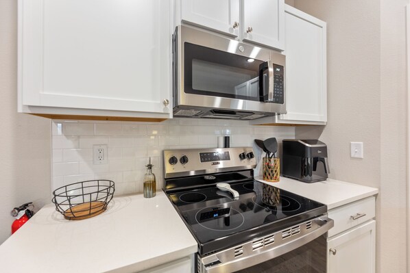 冷蔵庫、電子レンジ、オーブン、コンロ