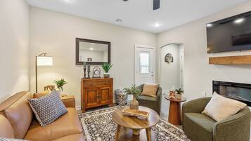 TV connectée, cheminée, livres