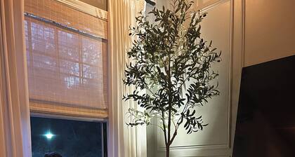 Walk to Downtown-Pet Friendly, Private Deck & Fireplace