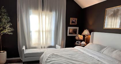 Walk to Downtown-Pet Friendly, Private Deck & Fireplace