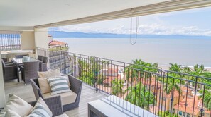 Outdoor dining - 3-bedroom apartment in delightful Marina Vallarta in Puerto Vallarta (Puerto Vallarta)