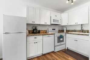 Condo, 1 King Bed with Sofa bed (Kona Isle B2) | Private kitchen - Kona Isle B2 (Kailua-Kona)