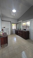 Una cocina amplia con una isla grande, microondas y refrigerador.