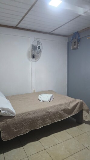 Espacio para trabajar con laptop y cortinas blackout 