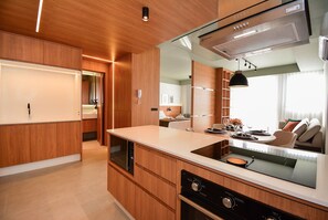 Una cocina moderna con armarios de madera, microondas integrado y lavavajillas.