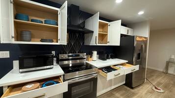 Een microgolfoven, een oven, een kookplaat, een vaatwasser