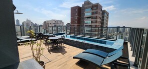 Pool - Comfortable studio apartment in Perdizes - Allianz Parque with pool and rooftop. (São Paulo)