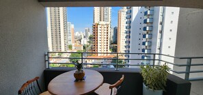 Outdoor dining - Comfortable studio apartment in Perdizes - Allianz Parque with pool and rooftop. (São Paulo)
