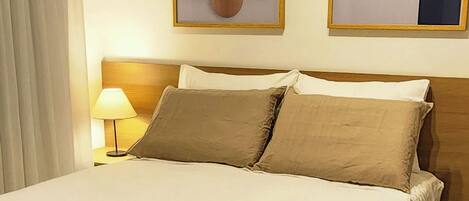 Een strijkplank/strijkijzer, wifi, beddengoed, rolstoeltoegang