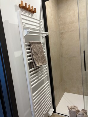 Douche, sèche-cheveux, serviettes fournies, savon