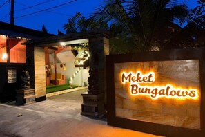 Unclassified image, 4 of 24, button - Meket Bungalows (Bali)