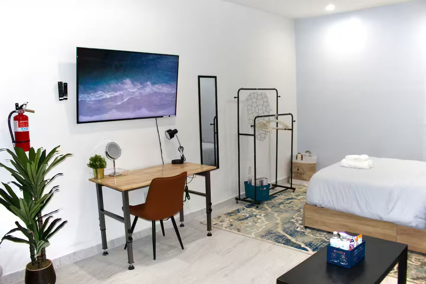 1 quarto, escrivaninha, ferros/tábuas de passar roupa, berço de viagem