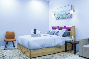 1 chambre, bureau, fer et planche à repasser, lit parapluie