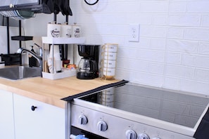 冷蔵庫、電子レンジ、オーブン、コンロ