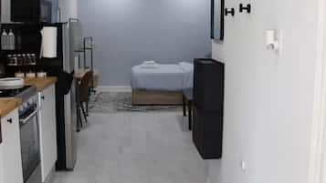 1 Schlafzimmer, Schreibtisch, Bügeleisen/Bügelbrett, Reisekinderbett