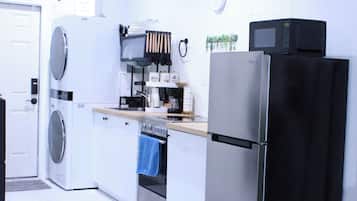 Frigorífic, microones, forn i placa de cuina