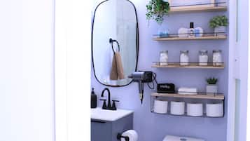 Dutxa, assecador de cabells, tovalloles i sabó