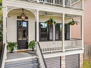 Exterior detail - Blocks to the Strand and to the Seawall (Galveston)