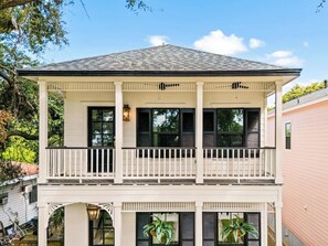 Exterior - Blocks to the Strand and to the Seawall (Galveston)