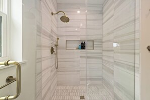 Shower, towels - Blocks to the Strand and to the Seawall (Galveston)