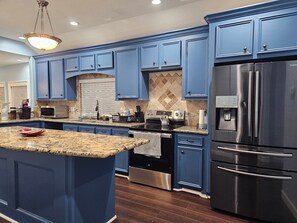 Microwave, oven, stovetop, dishwasher - Cozy Home in center Houston (Houston)