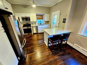 Jääkaappi, mikroaaltouuni, uuni, liesi