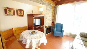 Apartament, vistes a la muntanya | Sala d'estar | Televisor de pantalla plana de 42 polzades amb canals per cable