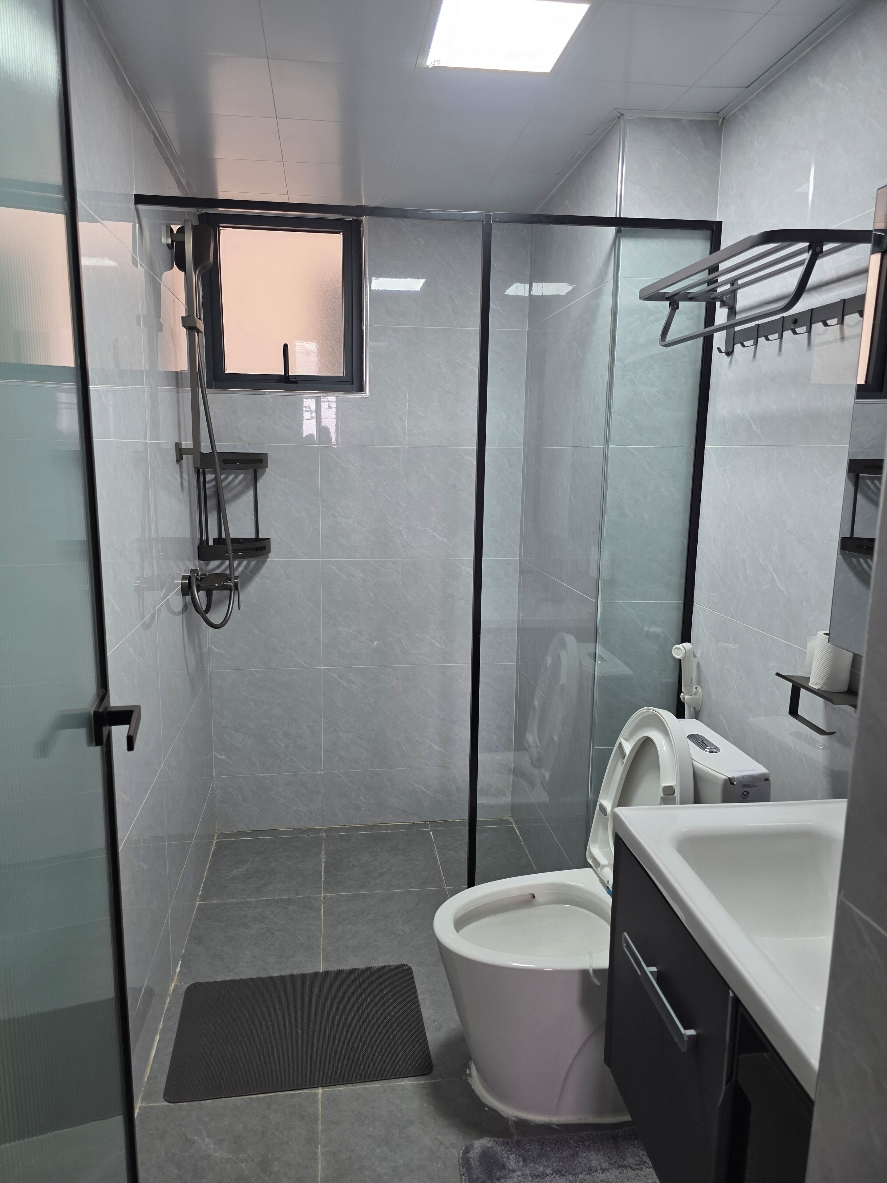 Appartement Standard | Salle de bain | Douche, articles de toilette gratuits, serviettes fournies