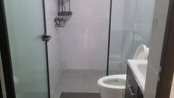 Shower, free toiletries, towels