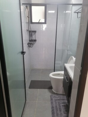 تجهيزات دش، مستلزمات مجانية للعناية الشخصية، مناشف