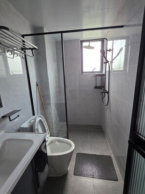 Apartemen Standar | Kamar mandi | Shower, perlengkapan mandi gratis,  dan handuk