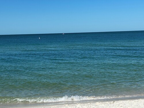 Charming 2-bedroom cottage in lovely Fort Myers Beach located 2 miles from beach