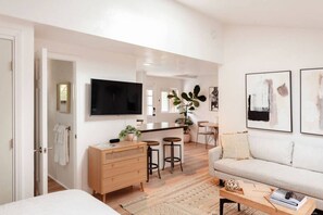 TV, stereo - Montecito Garden Cottage (Montecito)