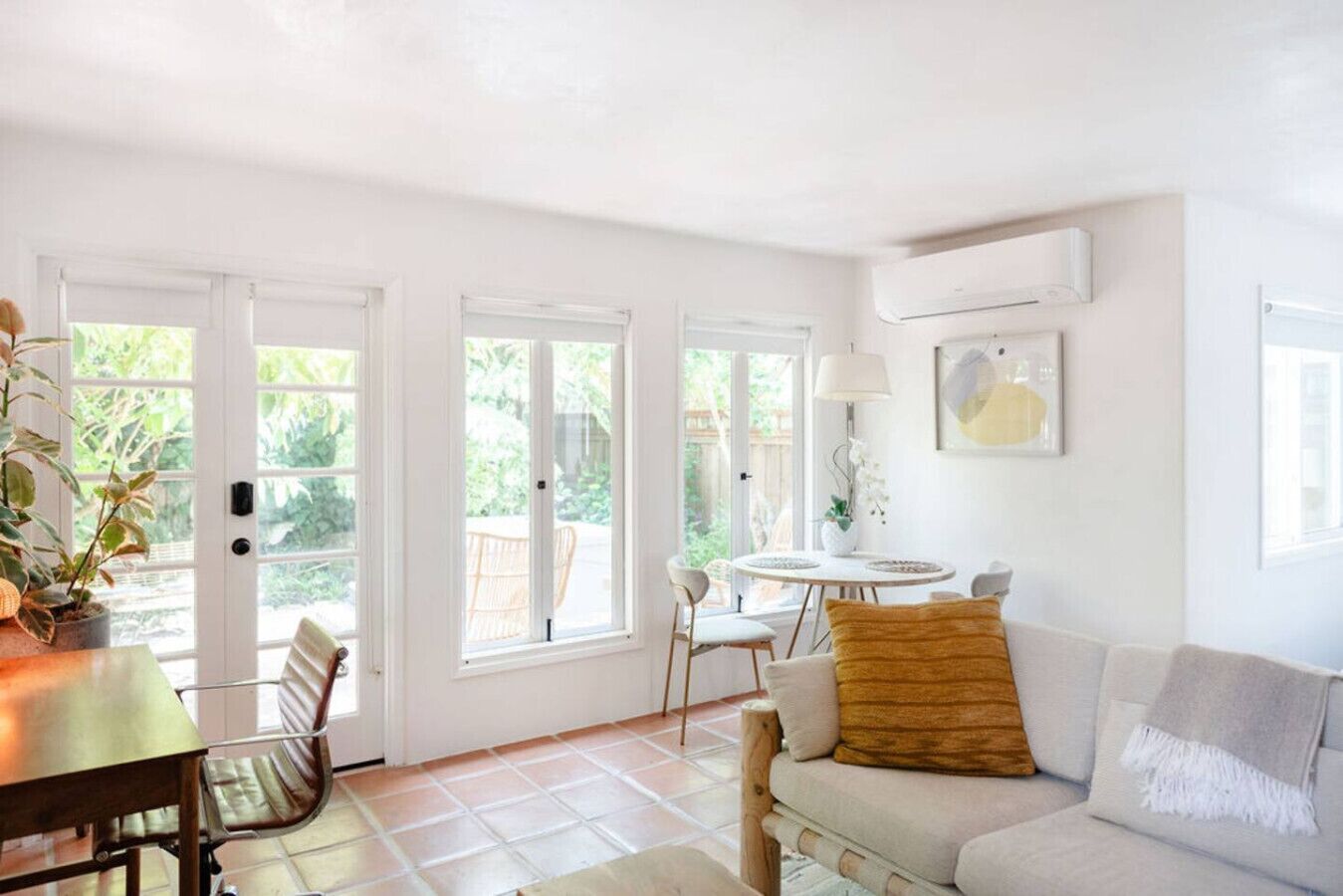 Una televisión, un reproductor estéreo