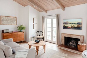 Fernseher, Kamin, Stereoanlage