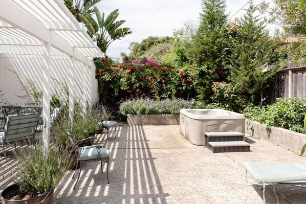 Tina de hidromasaje al aire libre