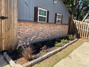 Property grounds - Comfy 2bd 1bth w/in10mwlkCwbys Stadm custom patio
8ftpriv fnc MusicHall Ent Dist (Arlington)