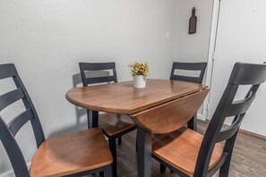 Dining - Comfy 2bd 1bth w/in10mwlkCwbys Stadm custom patio
8ftpriv fnc MusicHall Ent Dist (Arlington)