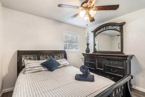2 bedrooms, iron/ironing board, WiFi, bed sheets - Comfy 2bd 1bth w/in10mwlkCwbys Stadm custom patio
8ftpriv fnc MusicHall Ent Dist (Arlington)