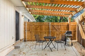 Outdoor dining - Comfy 2bd 1bth w/in10mwlkCwbys Stadm custom patio
8ftpriv fnc MusicHall Ent Dist (Arlington)