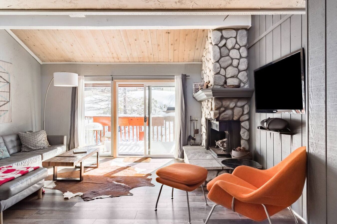 Una televisión, una chimenea, un reproductor estéreo