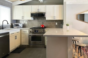 Frigorifero, microonde, forno, piano cottura